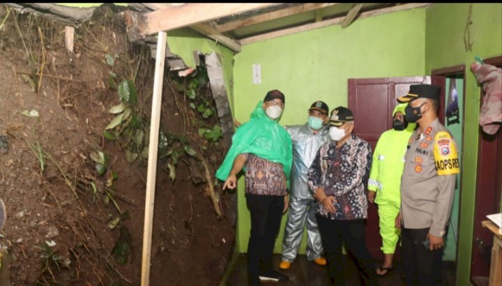 Bupati Malang, Drs. H. M. Sanusi, M. M saat Melakukan Peninjauan Lokasi Rawan Banjir dan Longsor/Ist