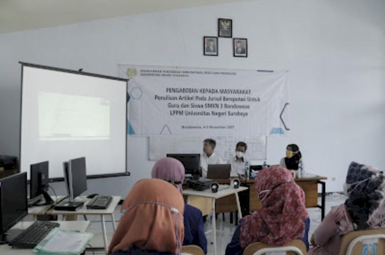 Tim PKM FT Unesa saat memberikan Workshop Penulisan Artikel Ilmiah Pada Jurnal Bereputasi Untuk Guru SMK Negeri 3 Bondowoso/Ist