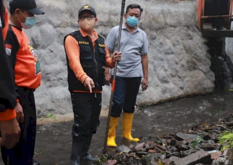 Walikota Malang, Drs. H. Sutiaji, saat terjun langsung membersihkan sungai bersama sejumlah OPD dan elemen masyarakat/Ist