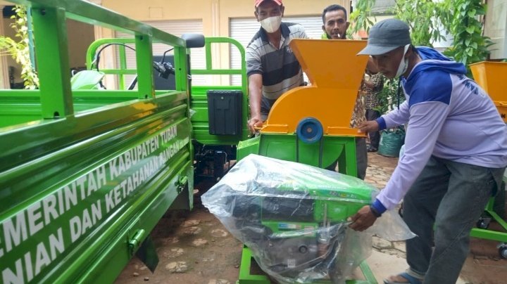 Petani menerima Alat Pengelola Pupuk organik/ RMOLJatim