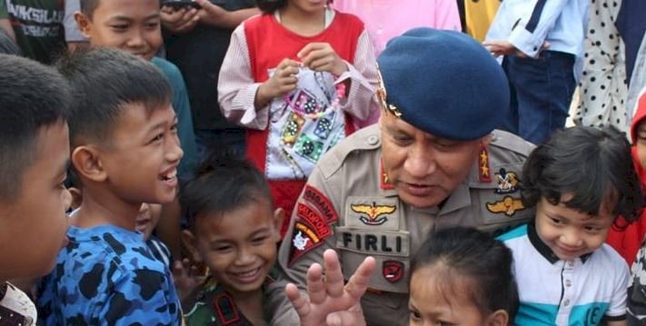 Firli Bahuri saat masih menjabat Kapolda Sumsel menghibur keluarga Satbrimobda Sumsel yang bertugas di Papua/Net