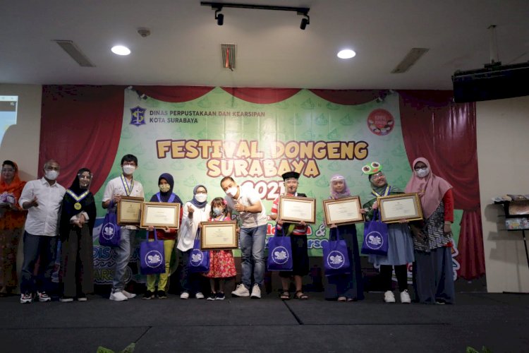 Wali Kota Eri bersama Ketua TP PKK Kota Surabaya di acara Festival Dongeng Surabaya/ist