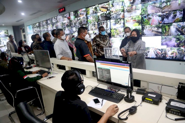 Mensos Risma bersama jajaran mengunjungi l Command Center (CC) 112 di Gedung Siola, Surabaya/RMOLJatim