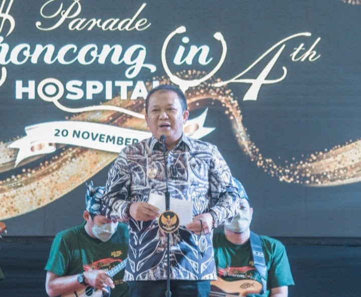 Bupati Jember Hendy Siswanto dalam acara festival keroncong. 