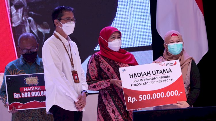 Gubernur dan Dirut Bank Jatim Bank Jatim saat menyerahkan hadiah Undian Tabungan Simpeda 2021/Ist