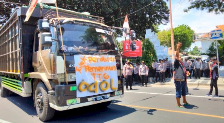 Truk fuso peserta demo dihiasi berbagai macam poster dan spanduk/RMOLJatim