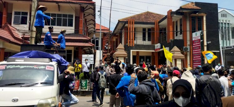 Aksi demo kelangkaan pupuk PMII/RMOLJatim