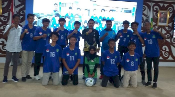 Kepala Dinas Pendidikan Sanusi Anwar saat melepas tim Fopssi Asska Kaltim U-14/Ist