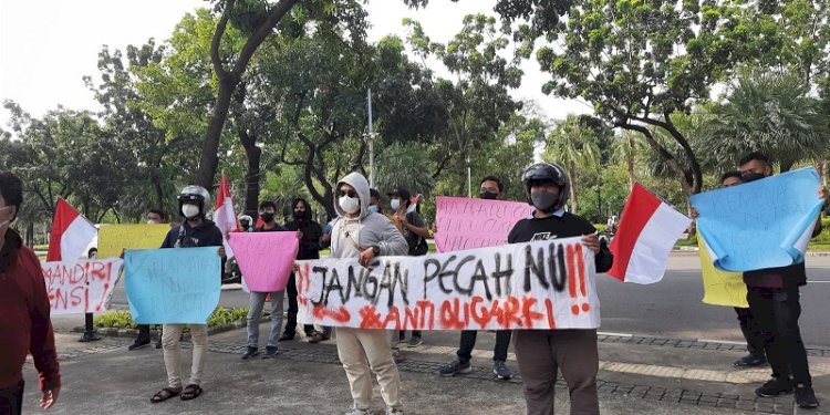 Ikatan Mahasiswa Nahdlatul Ulama (IMANU) saat menggelar penyampaian aspirasi di depan Istana Wakil Presiden, Menteng, Jakarta, Senin (22/11)/RMOL