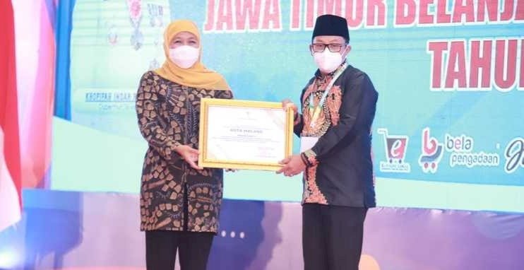 Wali Kota Malang, Drs. H. Sutiaji saat Menerima Penghargaan dari Gubernur Jatim, Dra. Hj. Khofifah Indar Parawansa, M.Si/Dok. Pemkot Malang