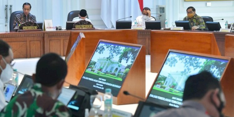 Presiden Joko Widodo bersama Wakil Presiden Maruf Amin dan jajaran menteri dan kepala lembaga menggelar Ratas evaluasi PPKM di Istana Merdeka, Jalan Medan Merdeka Utara, Jakarta Pusat, Senin (22/11)/Repro