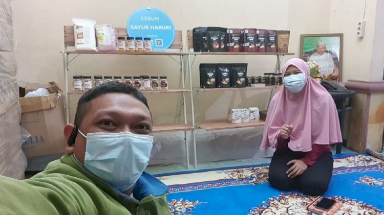 Ketua Tim, Herdayanto Sulistyo Putro SSi MSi, dalam kunjungan ke salah satu rumah produksi UMKM/Ist