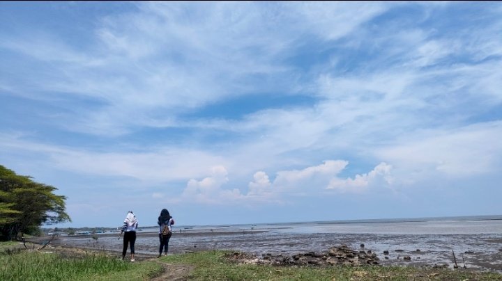 Beberapa wisata lokal saat mendatangi lokasi wisata Pantai di Desa Kalisalam Kecamatan Dringu. /RMOLJatim