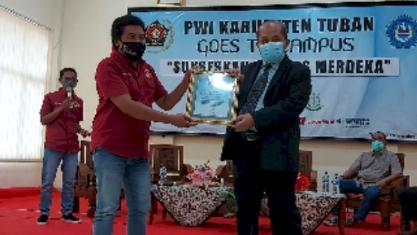 Ketua PWI  Tuban menyerahkan penghargaan