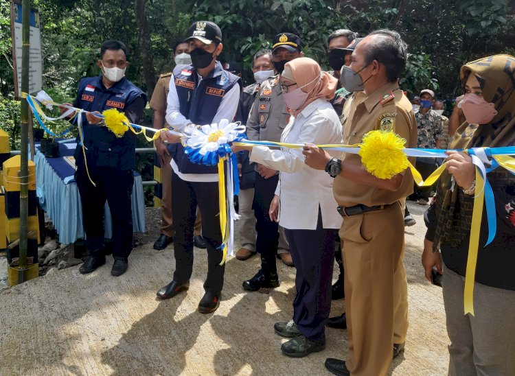 Pengguntingan pita peresmian jalan Beton program PISEW di desa Mendak kabupaten Madiun Jawa timur/RMOLJatim