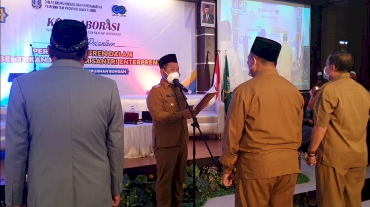 Bupati Gresik, Fandi Ahmad Yani saat mengukuhkan Tim Penguatan dan Pengembangan OPOP (One Pesantren One Product) Kabupaten Gresik, Senin (22/11/2021). Foto : Dok. Bid KP