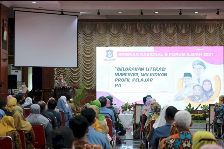 Wali Kota Eri menjadi Keynote Speaker dalam Seminar Nasional dan Forum Ilmiah Guru dan Tenaga Kerja Kependidikan/RMOLJatim