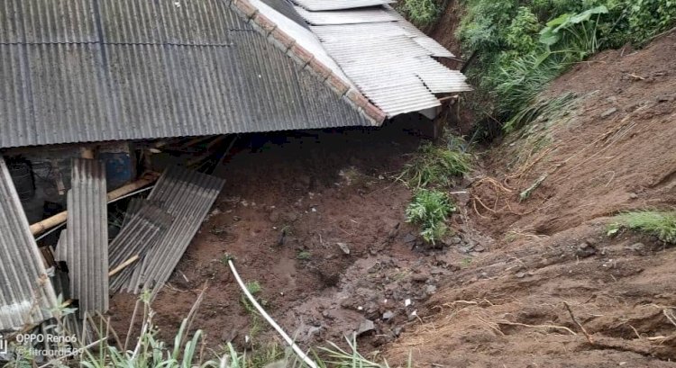 Dua rumah diterjang longsor di desa Sariwani Kecamatan Sukapura Kabupaten Probolinggo. /Ist