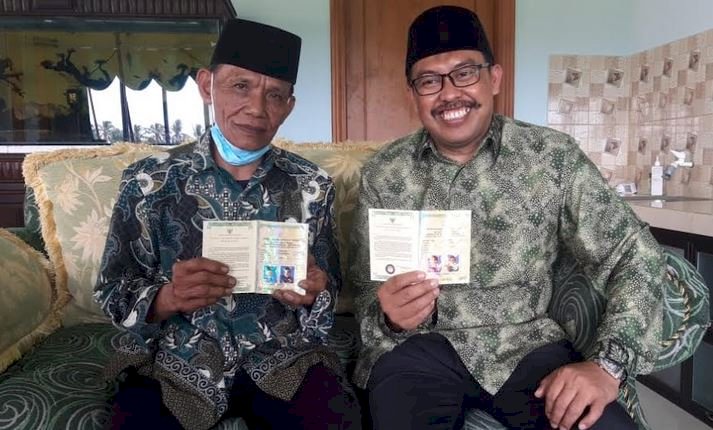 Mustajib (kiri) usai terima buku nikah/RMOLJatim