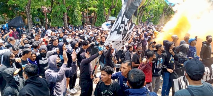 Suporter Persela saat menggelar aksi unjuk rasa/RMOLJatim