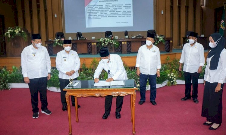 Ketua DPRD Darmadi S, Sos bersama Bupati Malang Drs. H. M. Sanusi M.M menandatangani Nota Kesepakatan Bersama saat Rapat Paripurna/RMOLJatim