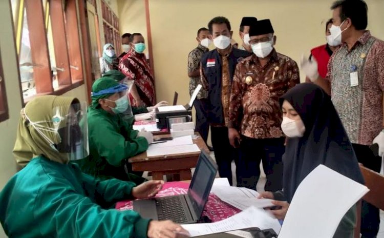 Wabup Banyuwangi, Sugirah saat meninjau vaksinasi di sekolah/RMOLJatim