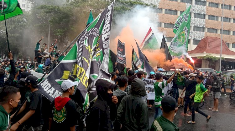 Bonek saat melakukan aksi demo