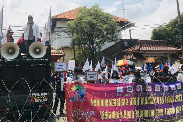 Aksi massa buruh saat berorasi diluar kantor Pemkab Mojokerto/RMOLJatim