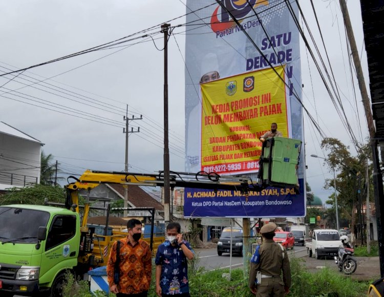 Papan reklame yang disewa DPD Partai Nasdem Bondowoso saat disegel Satgas Pajak, Kamis siang (25/11)./RMOLJatim