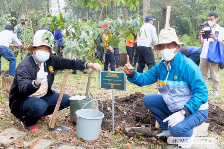 UNESA dan Jajaran Pemprov Tanam 2.000 Pohon di Mojokerto/Ist