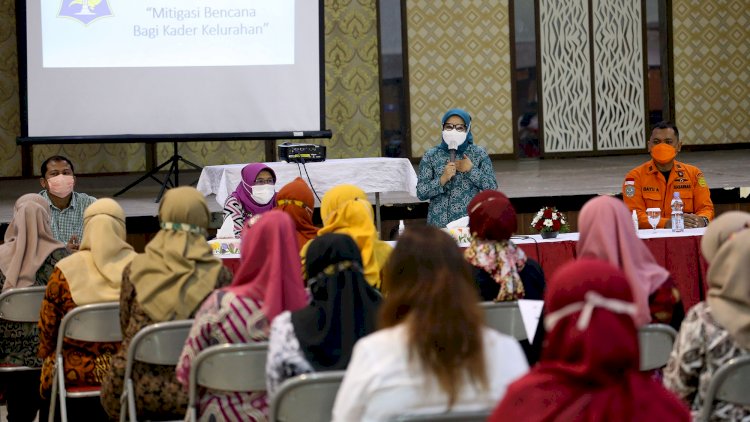 Rini Indriyani saat sosialisasi Mitigasi Bencana bagi kadernya di tingkat kelurahan, bersama BPB Linmas dan Basarnas Surabaya/ist