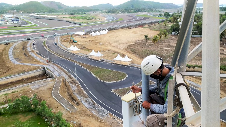 Teknisi jaringan XL Axiata bekerja di atas menara BTS di dekat Sirkuit Mandalika/Ist