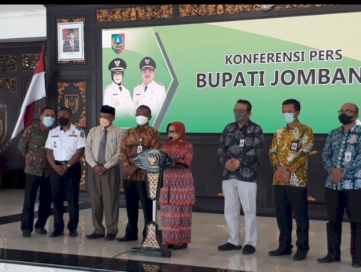 Bupati Jombang Saat Menggelar Konferensi Pers