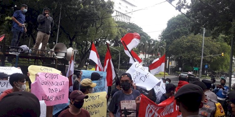 Komite Masyarakat Tolak Korupsi menggelar aksi di depan Kantor Kemenag, Jakarta Pusat, Jumat (26/11)/RMOL