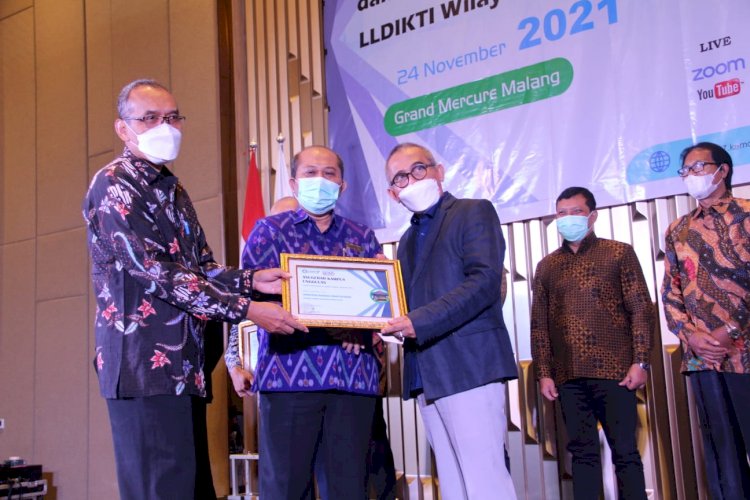 Penghargaan pada acara Rapat Kerja Pimpinan Perguruan Tinggi dan Anugerah Kampus Unggulan LLDIKTI Wilayah 7 Jawa Timur Tahun 2021/Ist