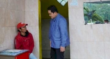 Tangkap layar Menteri BUMN Erick Thohir di sebuah toilet SPBU berbayar/Repro