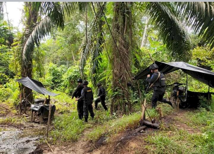 Sejumlah anggota Brimob Polda Sumsel menertibkan sumur minyak ilegal diilegal di sejumlah titik di Kabupaten Musi Banyuasin/RMOLSumsel