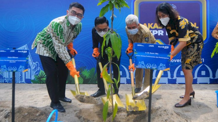  Penanaman pohon di Perumahan Bellpark 2, Lombok Barat, Nusa Tenggara Barat, Senin (22/11)./Dok