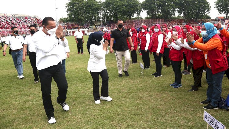 Wali Kota Eri bersama Ketua TP PKK Kota menyapa kader kesehatan se-Kota Surabaya/ist