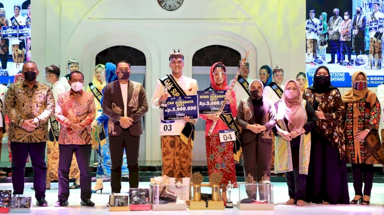 Wali Kota Eri dan istri mendampingi Cak dan Ning Kota Surabaya tahun 2021/ist