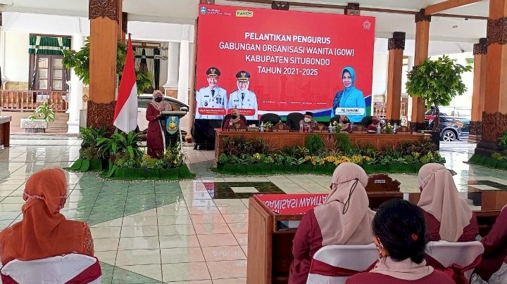 Bupati Situbondo, Karna Suswandi memberikan sambutan dihadapan pengurus GOW Situbondo/RMOL Jatim