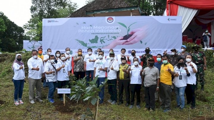 Direktur Petrokimia Gresik saat berfoto bersama usai melakukan penanaman pohon