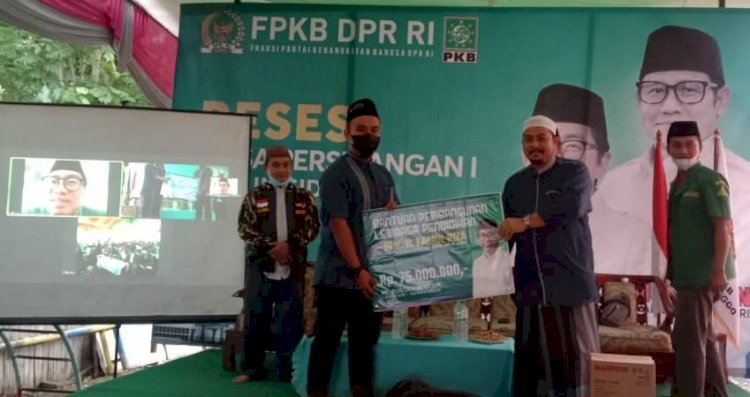 Salah satu pengasuh menerima bantuan dari Faisol Riza. /RMOLJatim