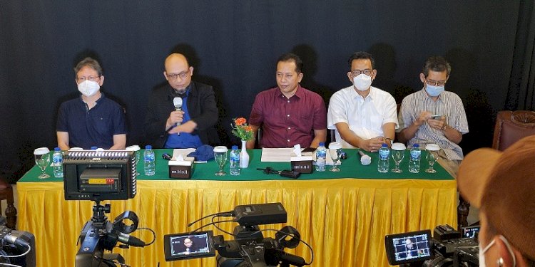 Novel Baswedan (kedua dari kiri) saat memberi pernyataan ke wartawan, Senin (29/11)/RMOL