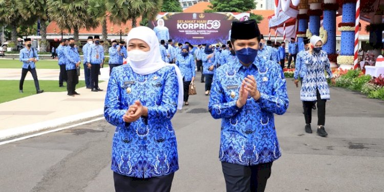 Gubernur Jatim Khofifah bersam Wagub Jatim Emil Dardak usai upacara HUT ke 50 Korpri/Ist