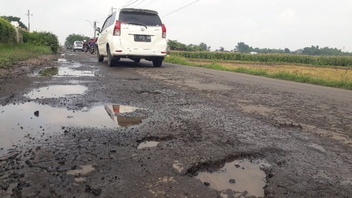 Jalan berlubang di jalan Romly Tamim Peterongan