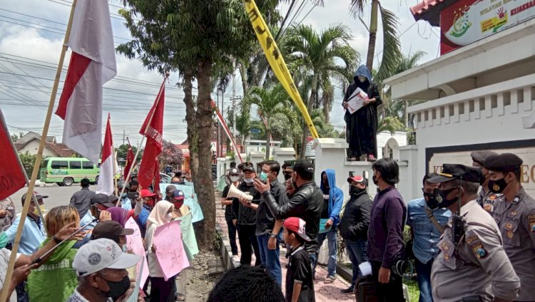 Aktivis Komite Rakyat Pemberantas Korupsi (KRPK) demi di depan kantor Kejaksaan Negeri Blitar/Ist 