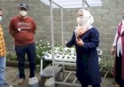 Dosen Teknik Mesin Unesa Serahkan Instalasi Hidroponik Pelatihan untuk Menumbuhkan Jiwa Wirausaha di Kampung Inggris