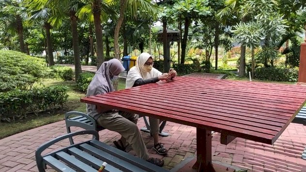Pengunjung saat berada di Taman Brantas