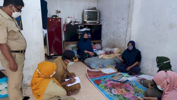 Camat Kenjeran Kota Surabaya bersama TKSK serta Kapolsek Kenjeran melakukan outreach ke rumah Eni Susilowati/ist